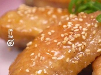 step5: <a href="https://bit.ly/3zHU5V3" target="_blank" data-keyword="雞翼" class="guide-link"><strong>雞翼</strong></a> <span style="display:inline-block;vertical-align:middle;margin-top:-3px;color:initial;border-radius:3px;padding:2px 3px;font-size:12px;line-height:14px;background:#87d300;color:#fff;">即買</span> 沾滿醬汁後，再撒上白芝麻即成。
Sprinkle white sesame seeds on top and serve.