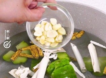 step4: 煲滾3公升水，加入所有材料
Bring 3 liters of water to a boil, then add all the ingredients.