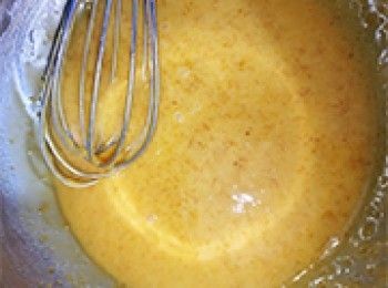 step11: 慢慢加入糖水，攪拌至光滑