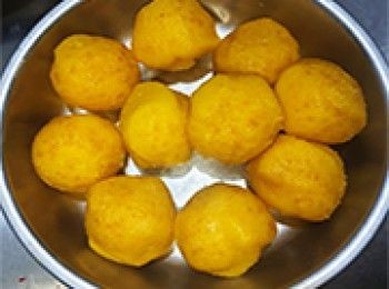 step13: 奶黃餡搓成球狀，每個約35g，放回雪櫃備用