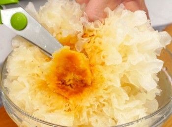 step2: 雪耳浸發洗淨，去蒂及切碎
Soak and clean the snow fungus, remove the hard portion at the bottom and chop into small pieces.