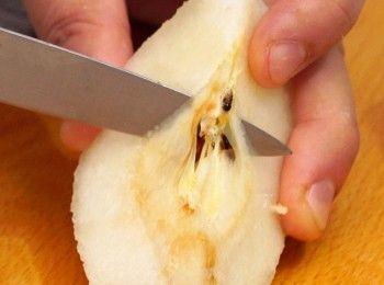 step1: 雪梨去皮去芯
Peel and core snow pears.