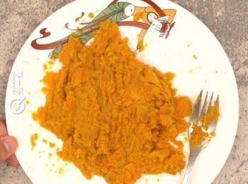step2: 番薯切件蒸熟後壓成泥狀
Steam sweet potato until it is cooked then mash it.