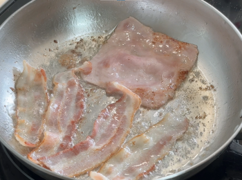 step1: 把煙肉和火腿兩邊煎香備用