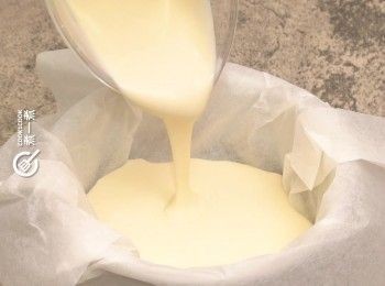 step4: Pour half of the batter into the baking mold.
將一半粉漿倒入焗模內