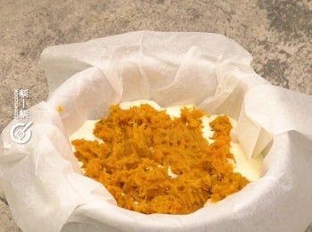 step5: 放上番薯泥
Spread the sweet potato puree on top.