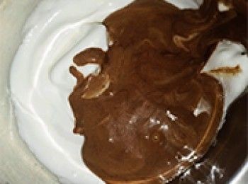 step10: 糊漿加入剩下的蛋白霜中，輕輕攪拌均勻