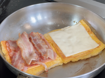 step5: 加入芝士，火腿，煙肉