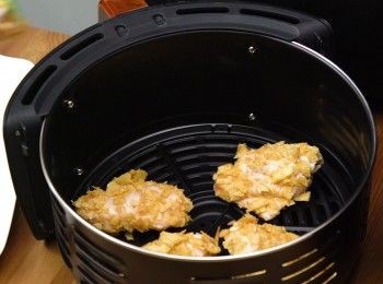 step6: 放入氣炸鍋，以200°C氣炸6分鐘
Air fry at 200°C for 6 minutes.