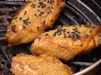 step4: 打開氣炸鍋，翻轉<a href="https://bit.ly/3zHU5V3" target="_blank" data-keyword="雞翼" class="guide-link"><strong>雞翼</strong></a> <span style="display:inline-block;vertical-align:middle;margin-top:-3px;color:initial;border-radius:3px;padding:2px 3px;font-size:12px;line-height:14px;background:#87d300;color:#fff;">即買</span> ，灑上孜然粉及黑芝麻
Flip the wing. Sprinkle more cumin powder and black sesame.