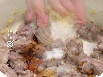 step3: 加入生抽、糖、米酒攪勻
Add light soy sauce, sugar, and rice wine, mix well.