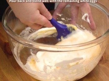 step8: 取⅓蛋白霜加入蛋奶糊中拌勻，再倒回蛋白霜中拌
Mix ⅓ of the egg whites into egg and milk batter, pour back and mix well with the remaining egg whites.