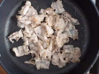 step2: 同一油鍋，將豬五花下鍋炒出油脂、香氣。