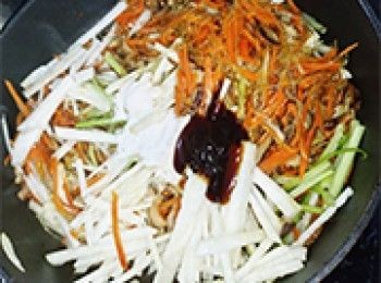 step9: <span class="group_1">餡料</span>加入<span class="group_2">調味</span>料抄拌均勻