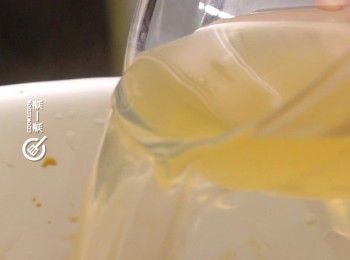 step4: 加水加至蓋過<a href="https://bit.ly/3uTwVKG" target="_blank" data-keyword="雞腎" class="guide-link"><strong>雞腎</strong></a> <span style="display:inline-block;vertical-align:middle;margin-top:-3px;color:initial;border-radius:3px;padding:2px 3px;font-size:12px;line-height:14px;background:#87d300;color:#fff;">即買</span> 
Add water to cover the chicken kidneys.