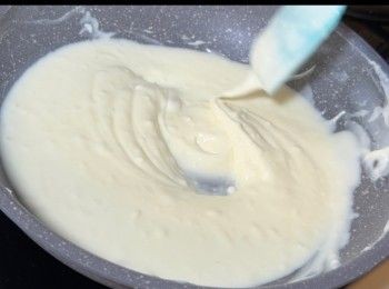 step4: 炒至奶糊能夠緩緩掛在膠刮上。