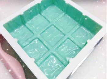 step6: 先加入1／3已混合鮮奶魚膠粉的朱古力醬，拌勻，再將餘下的已混合鮮奶魚膠粉的朱古力醬加入，充分拌勻成<span class="group_3">朱古力慕絲</span> 2. 然後倒入已冷藏至凝固的<span class="group_2">朱古力脆皮外層</span>中，再將已凝結的<span class="group_1">朱古力脆脆</span>放在慕絲中間部份，輕輕按壓使<span class="group_1">朱古力脆脆</span>和慕絲成同一水平的高度（作用將慕絲推向邊緣位置，固定<span class="group_1">朱古力脆脆</span>在蛋糕中心位置）