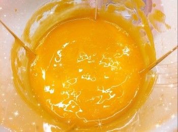 step2: <span class="group_2">芒果果茸和流心餡</span>： 1. 芒果去皮、起肉 2. 芒果肉分成2部份（489 g打成芒果茸，24 g切成芒果粒），放進雪櫃冷藏，備用