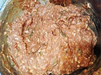 step8: 加到牛肉內，打至起膠