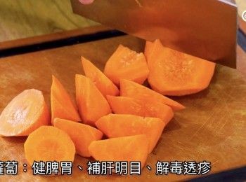 step3: 紅蘿去皮切件
Peel and cut the carrot into pieces.