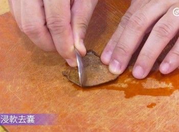step10: 陳皮浸軟去囊
Soak the dried tangerine peel to soften and remove the pith.