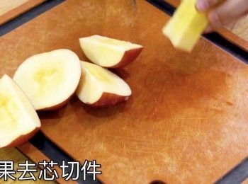 step2: 蘋果去芯切件
Remove the cores from the apples and cut them into pieces.
