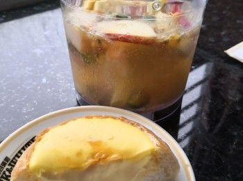 step2: 先用冰水冷泡茶包出色出味加入切好片切丁的水果浸泡