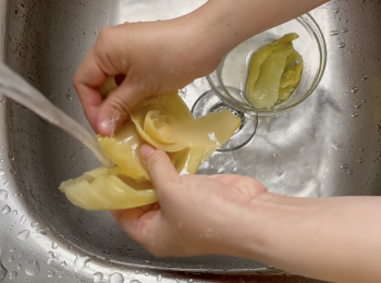 step3: 鹹菜用水沖洗，瀝乾後切塊