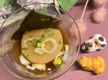 step5: 翌日白蘿蔔已上色，最後灑上葱花和飾上昆布結後即可食用。