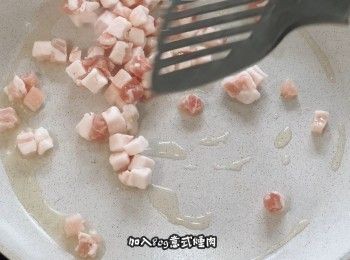 step3: 沾鍋中火預熱，加少量油
加入80g意式煙肉
加入少量黑胡椒碎
加入少量鹽 (如果煙肉太咸可以不加)
炒四分鐘