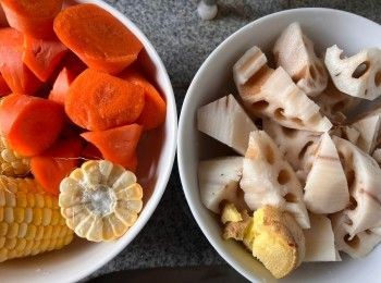 step3: 將蔬菜去皮、切塊、生薑拍扁。