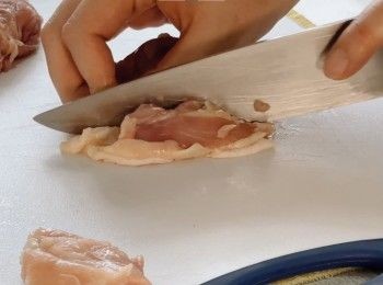 step1: 300g無骨雞上脾肉切塊