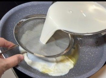 step3: 倒入已過篩一次的粉漿，用細火繼續炒，推炒至半凝固和杰身。