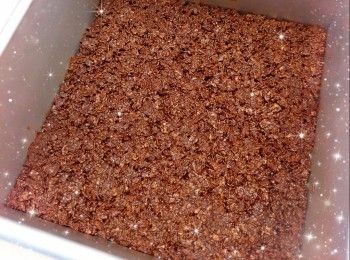 step2: 加入薄脆片／無糖粟米片（必需待朱古力溶液完全放涼才可加入，否則會影響<span class="group_1">朱古力脆脆</span>的鬆脆口感），攪拌至完全混合 2. 先在蛋糕模具鋪上牛油紙，再將<span class="group_1">朱古力脆脆</span>倒在已鋪牛油紙的蛋糕模具上，攤平壓實，放進雪櫃冷藏30分鐘至凝結，備用