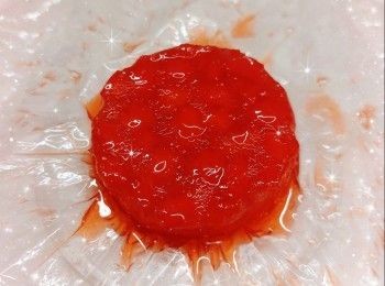 step7: 先將1／3的<span class="group_3">芝士蛋糕</span>漿倒在已凝結成形的<span class="group_1">餅底</span>上，放進雪櫃冷藏約30分鐘至稍微凝固 2. 然後將已結凍的櫻花醬放在蛋糕漿中間部份（流心餡與模具之間必需留位，不能太貼近模具邊緣，否則切開<span class="group_3">芝士蛋糕</span>時，流心餡會因太貼近蛋糕邊位而容易流出）