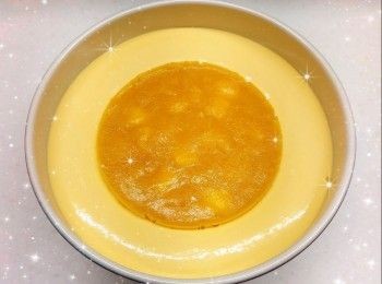 step8: <span class="group_5">黑朱古力淋醬</span>： 1. 將黑朱古力用熱水坐溶（亦可用微波爐加熱1.5分鐘成朱古力醬；朱古力加熱不可超過50°，否則會變質而失去光澤） 2. 淡忌廉用微波爐加熱10秒至微暖，加入黑朱古力醬，拌勻至黑朱古力滑身（呈令面），放涼／放進雪櫃冷藏至所需的濃稠度 3. 然後將淋醬加入唧袋，沿著蛋糕邊緣慢慢唧出適量的淋醬 4. 讓朱古力淋醬緩緩流下，自然滴落