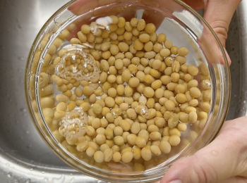 step1: 黃豆用水洗2次，浸泡至少1小時，瀝水備用