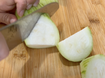 step2: 節瓜用水洗乾淨後去皮，切塊；粟米用水洗乾淨後切塊