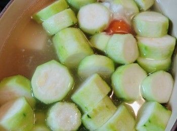 step6: 下勝瓜和適量的水。