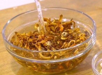 step4: 蟲草花洗淨浸軟
Wash and soak the cordyceps flower until soft.