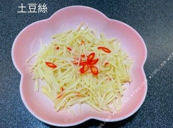 step3: 小貼士：邊切土豆絲邊放入加有白醋和鹽的水浸泡。今次連同蛋煎芝士薯餅製作，薯片可同用一盆白醋鹽水浸泡，跟（1）方法相同處理。