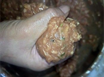 step11: 用手唧出牛肉球