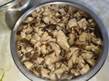 step14: <span class="group_4">餡料</span>冬菇洗淨浸軟，瀝乾水份切小粒備用