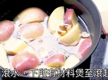 step6: 煲滾水，下所有材料煲至滾起
Bring the water to a boil in a pot, then add all the ingredients and bring to a boil again.