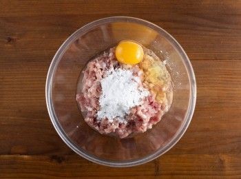 step1: 首先將肉丸子的<span class="group_1">食材</span>全部均勻混合並攪打至出黏性。