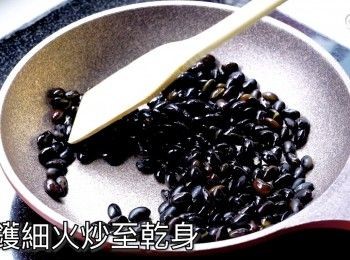 step3: 白鑊細火炒至乾身
Dry-fry the black beans in a pan over low heat until they are dry.