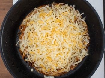 step4: 第二片煎到兩面金黃後，在上方鋪上起司絲接著再蓋上另外一片薯餅。