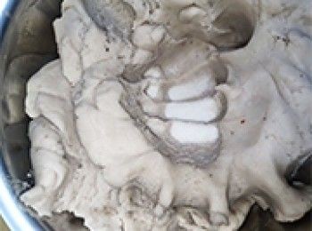 step11: <span class="group_3">芋角皮 C</span>加入臭粉攪拌均勻