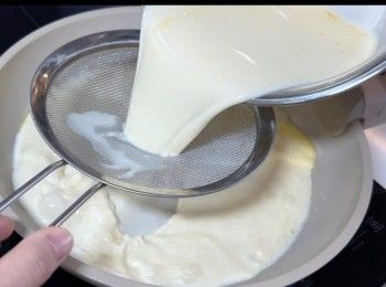 step3: 取出不沾平底鑊，加入牛油，開細火將牛油煮溶，然後加入已過篩的粉漿。