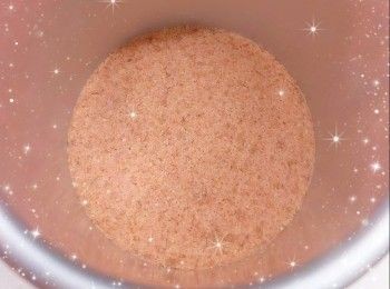 step1: <span class="group_1">餅底</span>： 1. 先將消化餅打碎成幼沙狀 2. 牛油加熱至溶化成牛油溶液（可用微波爐加熱），加入餅碎和櫻花粉，拌勻 3. 然後放入蛋糕模具，平均壓實成<span class="group_1">餅底</span>，放進冰格冷凍至凝結，備用